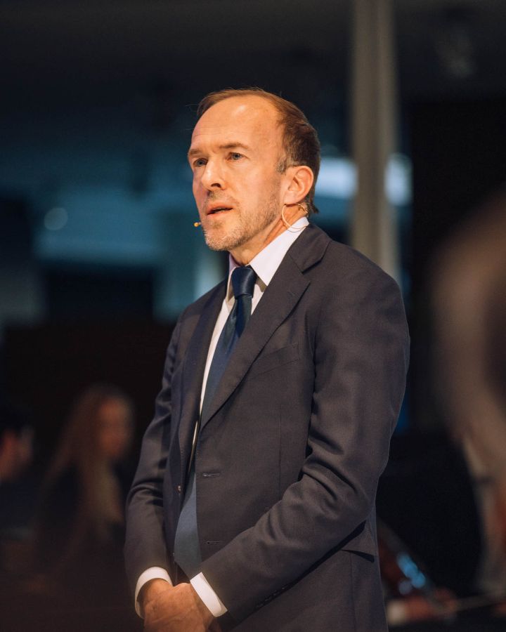 Daniel Hug gibt in seiner Funktion als Direktor Finanzen beim UZH-Talk Einblick in seinen Bereich: Kurzweilig informiert er über bürokratische Herausforderungen und erklärt, weshalb es sich lohnt, in die Universität Zürich zu investieren.